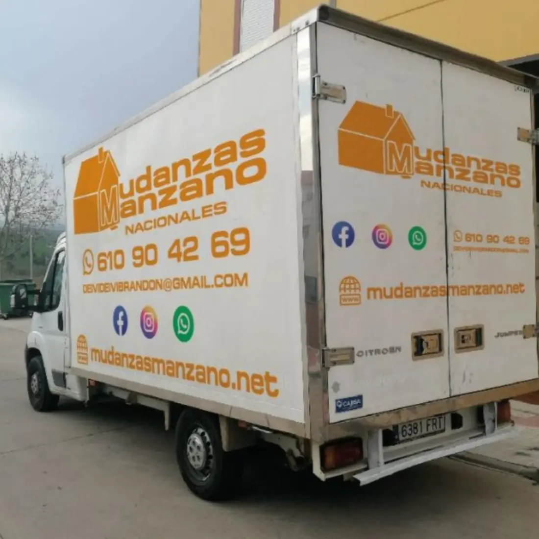 Camión rotulado de Mudanzas Manzano Nacionales preparado para una ruta